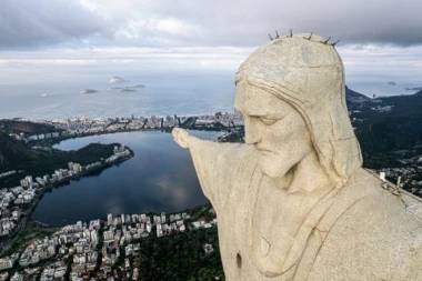 GORI NEBO IZNAD BRAZILA, PRIZOR ZA NEVERICU: Statuu Hrista Spasitelja pogodio GROM! (FOTO)