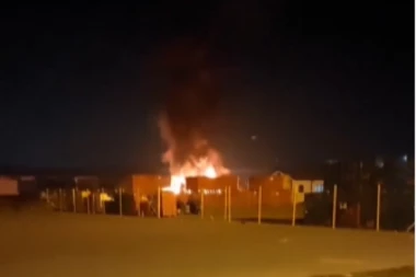 EKSPLOZIJA U PETROVARADINU: Buknuo požar u krugu bivše fabrike, izgorela tri kamiona (VIDEO)