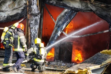 VELIKI POŽAR U GROCKOJ: Vatra izbila u kući, nastradao muškarac!
