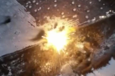 NEVEROVATAN SNIMAK SA BOJIŠTA U UKRAJINI: Ruska grdosija uništena u seriji eksplozija (VIDEO)