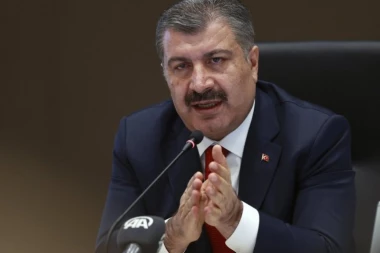 GREJAO SE PORED VATRE, A ONDA JE ODJEKNULA EKSPLOZIJA: Turski ministar umalo nastradao tokom obilaska (VIDEO)