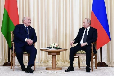 NEŠTO SE ČUDNO DOGAĐA SA PUTINOM: Na sastanku sa Lukašenkom viđena JEDNA STVAR - oči stručnjaka uprte u njegove noge (FOTO/VIDEO)