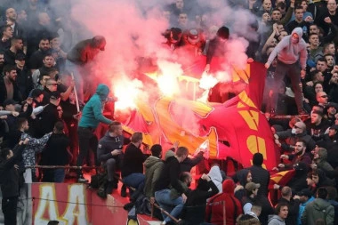 ISMEJALI ITALIJANE! Delije zapalile zastavu navijača Rome