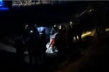 AUTO SLETEO S MOSTA U KRALJEVU: Vatrogasci seku vozilo da dođu do putnika! VIŠE POVREĐENIH, među njima i deca! (FOTO/VIDEO)