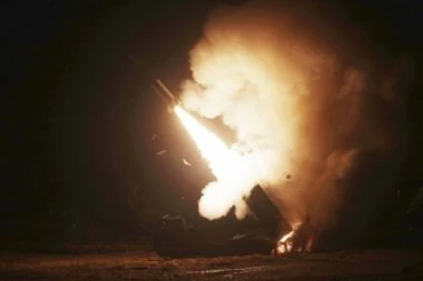 ŠOK ZA MOSKVU! NAJTEŽI PORAZ DO SADA: Ukrajinci RASTURILI aerodrom u Bedrjansku američkim raketama ATACMS! Ruska PVO POTPUNO NEMOĆNA! (VIDEO)