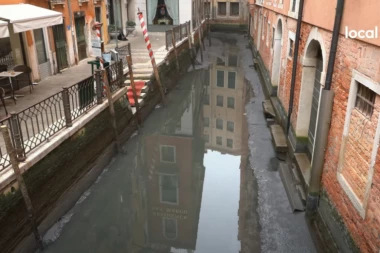 KANALI PRESUŠILI, GONDOLE STOJE U MESTU, ŠTA SE DEŠAVA? Alarmantne scene iz Venecije sablasnule svet (VIDEO)