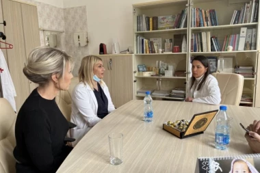 Dajana Paunović uručila donaciju porodilištu KBC “Dragiša Mišović”