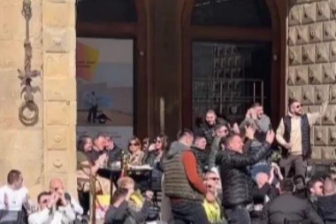 BOLONJA ODJEKUJE OD GROBARA! Navijači Partizana prave ŠOU na centralnom Trgu! Od OVE PESME ori se cela Italija! (VIDEO)