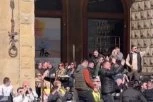 BOLONJA ODJEKUJE OD GROBARA! Navijači Partizana prave ŠOU na centralnom Trgu! Od OVE PESME ori se cela Italija! (VIDEO)