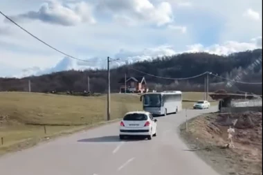 NEVEROVATAN SNIMAK DIVLJAČKE VOŽNJE: Bahati vozač prelazio u suprotnu traku, za dlaku izbegao direktan sudar sa autobusom! (VIDEO)