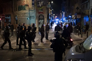 FRANCUSKA POLICIJA NEMILOSRDNO TUČE DEMONSTRANTE: Haos na ulicama Pariza u punom jeku! (UZNEMIRUJUĆ VIDEO)