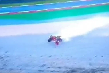 HOROR NA STAZI: Strahovit pad španskog motocikliste! Punom brzinom udario u zaštitnu ogradu (UZNEMIRUJUĆI VIDEO)