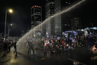 HILJADE DEMONSTRANATA PREPLAVILO ULICE IZRAELA! Zahtevaju od vlade VANREDNE IZBORE: Policija koristila vodene topove!