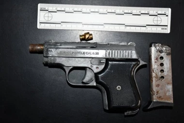 VELIKA AKCIJA POLICIJE! Uhapšeno sedam osoba, zaplenjen arsenal oružja i nekoliko kilograma droge (FOTO)