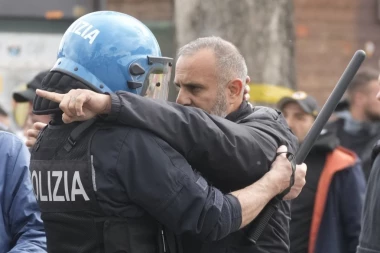POLICIJA ITALIJE POHAPSILA 29 LJUDI ZBOG KRIJUMČARENJA: Migranti plovilima prevoženi preko iz Grčke i Turske