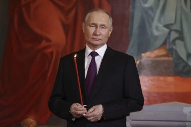 PUTIN NA LITURGIJI U MOSKOVSKOM HRAMU: Ruski predsednik čestitao Vaskrs pravoslavnim hrišćanima (FOTO, VIDEO)