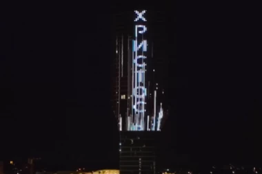 VELIČANSTVEN PRIZOR SA KULE BEOGRAD! Pogledajte vaskršnju čestitku na najvišoj zgradi u Srbiji! (VIDEO)