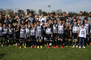 JEDNA VELIKA PORODICA! Fudbaleri Partizana proslavili Vaskrs uz najmlađe članove školice "Crno-bele bebe"! (FOTO, VIDEO)
