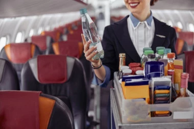 NIKADA NEMOJTE PITI KAFU U AVIONU: Zgadiće vam se život, popićete je samo ako ste "LUDI", tek kad budete čuli šta STJUARDESE rade!