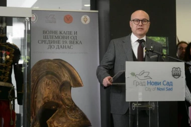 PODSETNIK NA TO KOLIKO JE SLAVNA ISTORIJA NAŠE VOJSKE: Ministar Vučević otvorio izložbu "Vojne kape i šlemovi od sredine 19. veka do danas"
