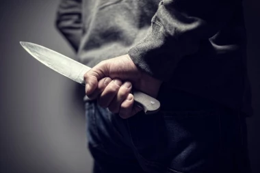 STRAVIČAN NAPAD NA PALILULI: Nožem ubola muškarca u grudi, policija traga za ženom napadačem!
