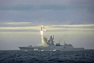 LETI DEVET PUTA BRŽE OD ZVUKA, DOMET MU JE HILJADU KILOMETARA: Rusi upotrebili brutalno oružje u Ukrajini! Čak je i PUTIN PONOSAN NA NJEGA