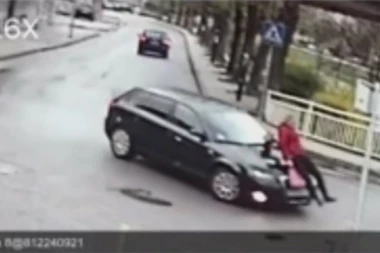 DRAMATIČAN SNIMAK IZ PRIJEPOLJA: Vozač audija pokosio ženu nasred ulice, pa pobegao (UZNEMIRUJUĆI VIDEO)