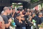 JOJ DETE MOJE, JOJ OČI MOJE! Lelek neutešnih majki odjekuje ispred crkve u Malom Orašju, zagrljene viču: ŠTA NAM UZEŠE! (VIDEO)