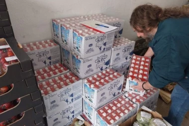 SNAŽNA PODRŠKA IMLEKA: 100 tona mleka za banke hrane u Srbiji!