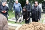 DA SE NAJEŽIŠ! Maja Marinković se rasula u komade, krenula da ljubi dedin grob, Taki sve vreme pored ćerke!