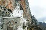NA SVETOM MESTU! Hiljade vernika u Ostrogu uoči praznika Svetog Vasilija Ostroškog