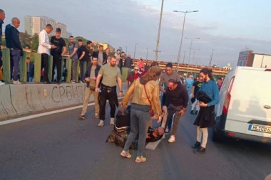 TUČA MEĐU DEMONSTRANTIMA: Hitna pomoć intervenisala na mostu Gazela