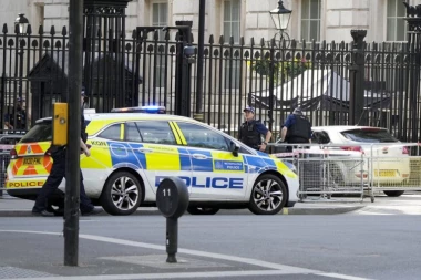 INCIDENT U LONDONU: Automobil udario u kapiju ispred rezidencije Rišija Sunaka u Dauning Stritu