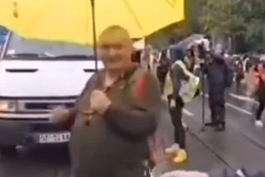 NAROD TERA SRĐANA MILIVOJEVIĆA SA PROTESTA: Pobuna među šetačima protiv poslanika DS (VIDEO)