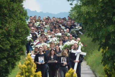 STAVITE ME U SANDUK, NE MOGU OVO DA PODNESEM! Potresne scene sahrane oca i ćerke nastradalih u udesu: Nepregledna kolona ljudi na groblju u Gornjem Milanovcu (FOTO)