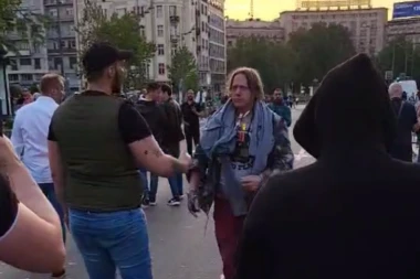 UDARALI ČOVEKA KAIŠEM I PSOVALI MAJKU AMERIKANCIMA: Desničari napravili incident na protestu (VIDEO)