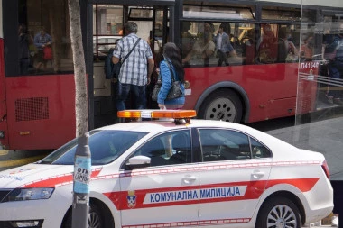 HAOS U GRADSKOM PREVOZU, GRAĐANI NEĆE DA PLAĆAJU KARTE: "Beli" patroliraju autobusima, već pljušte kazne