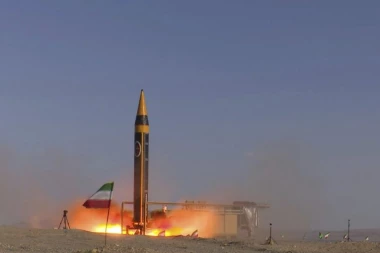 IRAN PREDSTAVIO ORUŽJE SMRTI: Balistička raketa "Fatah" pogađa ciljeve na 1.400 kilometara! (FOTO, VIDEO)