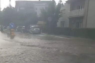APOKALIPTIČNE SCENE U KRUŠEVCU, ČAČKU I ŠABAČKOJ KAMENICI: Poplavljeni automobili, reke se slivaju niz ulice, sve PARALISANO! (VIDEO)