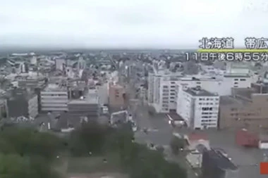 PRVI SNIMAK RAZORNOG ZEMLJOTRESA U JAPANU: Puca beton na ulici, ljudi PANIČNO beže - začuo se snažan huk, a onda... (VIDEO)