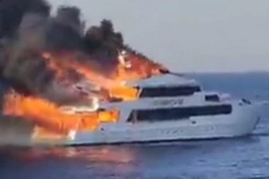 DRAMA U CRVENOM MORU: Zapalio se brod - troje turista nestalo, ostali spaseni (VIDEO)