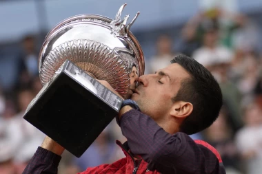 NOVAK SIJA OD SREĆE: Đoković dobio PREDIVAN POKLON posle istorijske titule na Rolan Garosu! (VIDEO)