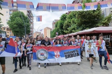 MIRNA ŠETNJA U KOSOVSKOJ MITROVICI! Građani šetaju u znak podrške Milunu Lunetu Milenkoviću: "Nisi sam treneru" (VIDEO)