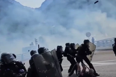 POLICAJCI SE ZALETELI NA DEMONSTRANTE! NOVI SNIMCI BRUTALNOSTI FRANCUSKIH ORGANA REDA: Nastao haos (VIDEO)