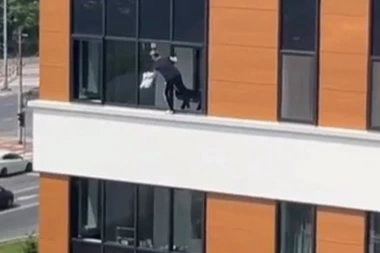 NOVI ŠOKANTAN SNIMAK IZ BEOGRADA! Žena visi sa simsa dok čisti prozore - ljudi ovo je STRAŠNO (VIDEO)