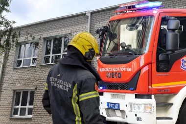 ZAVRŠENA DRAMA U ZEMUNU: Vatrogasci spasili muškarca koji je visio sa klima uređaja!