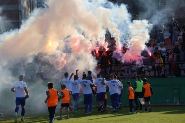 PREKO JESENJEG PRVAKA DO ŠAMPIONSKE TITULE: Pred rekordnim brojem gledalaca ekipa Čajetine osvojila je pehar prvaka! (FOTO GALERIJA)
