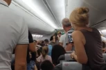 HAOS U NA AERODROMU U BEOGRADU: Ženu izveli iz aviona, putnik zamahnuo da je udari (VIDEO)