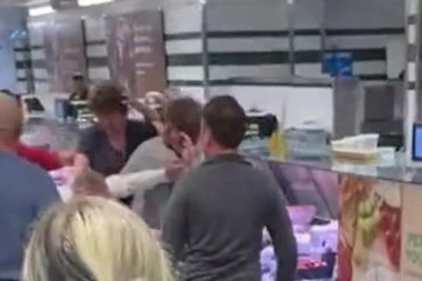 NE BIJU SE SAMO SRBI ZA PILETINU: Pogledajte tuču koja je izbila u prodavnici u Australiji zbog POSLEDNJEG PEČENOG PILETA (UZNEMIRUJUĆI VIDEO)