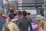 NE BIJU SE SAMO SRBI ZA PILETINU: Pogledajte tuču koja je izbila u prodavnici u Australiji zbog POSLEDNJEG PEČENOG PILETA (UZNEMIRUJUĆI VIDEO)